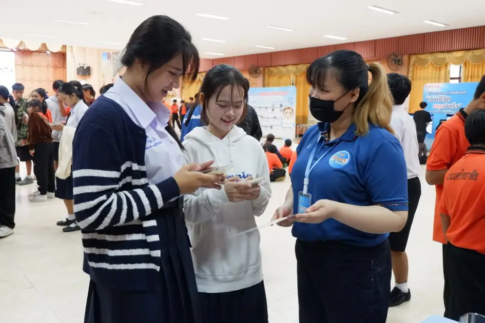 smart-radio-toyota-white-road-school-roadshow-kaennakhon