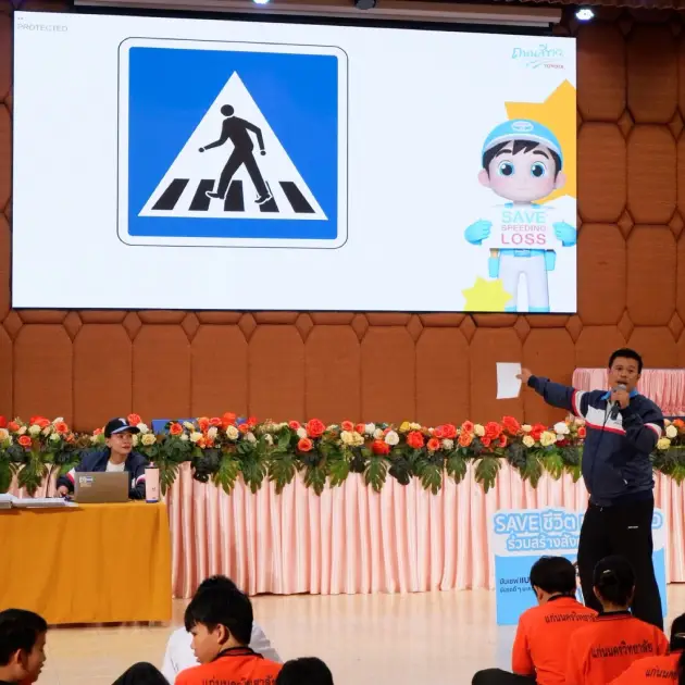 smart-radio-toyota-white-road-school-roadshow-kaennakhon