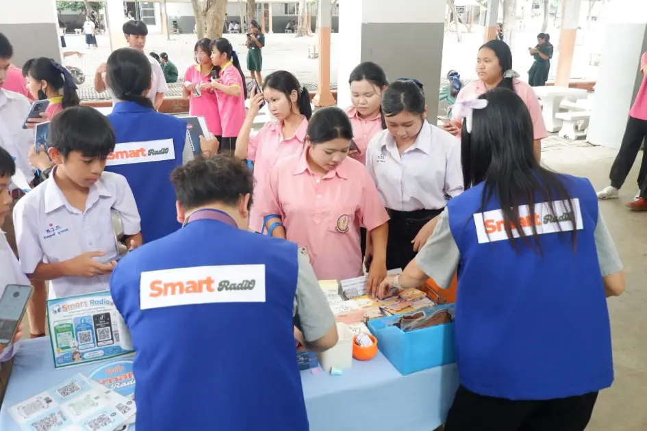 smart-radio-toyota-white-road-school-safe-wat-klang